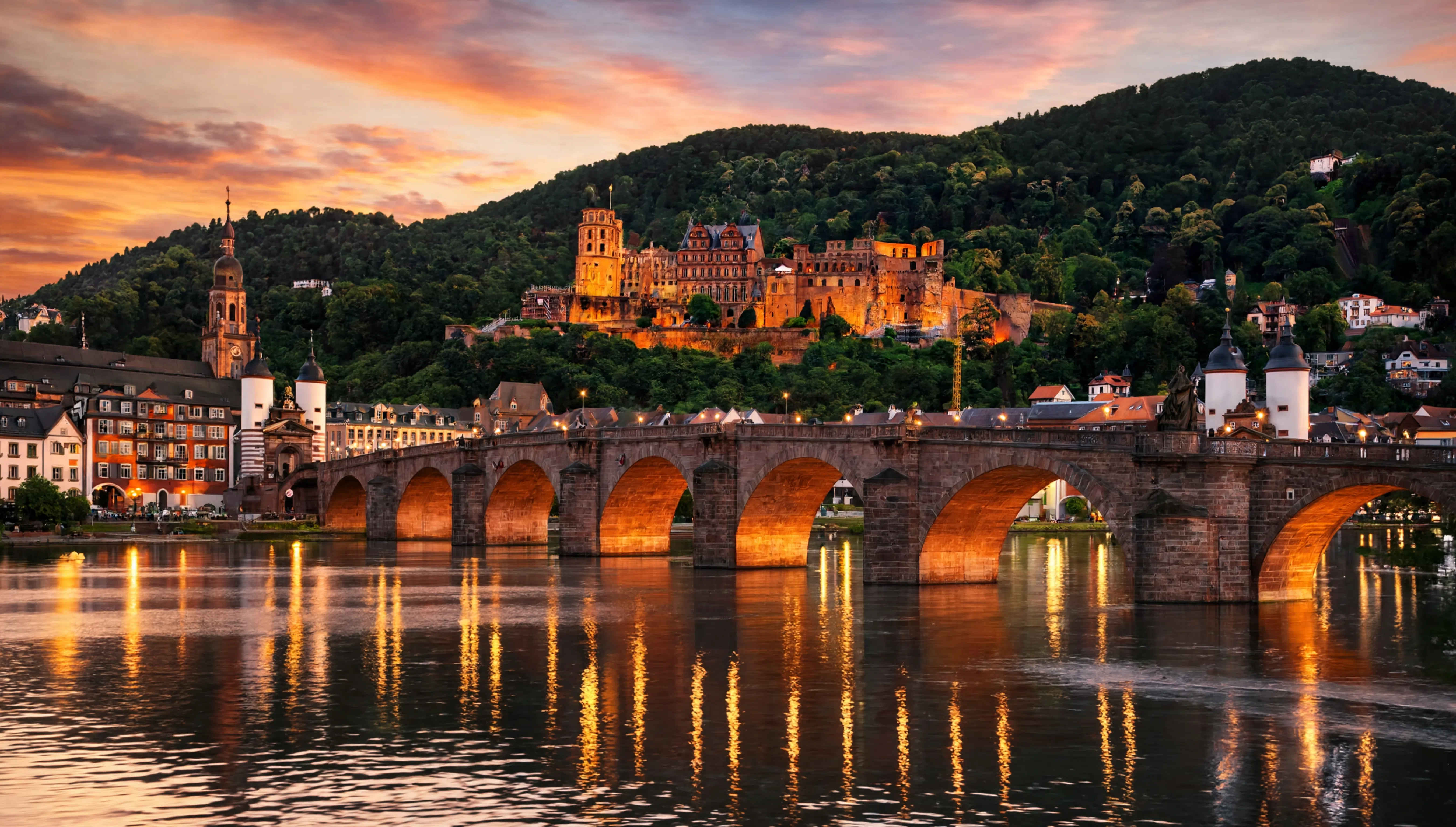 Heidelberg Altstadt und Schlossruine über dem Neckar